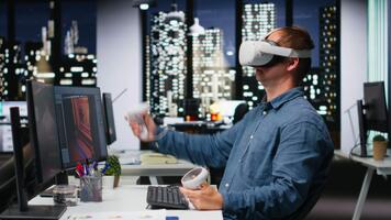 maschio gioco sviluppatore utilizzando vr bicchieri e ai Tech per design un' navicella spaziale per un' gioco, in movimento risorse nel 3d Software per il spaziale ambiente. virtuale sviluppo per il Internet. telecamera b. video