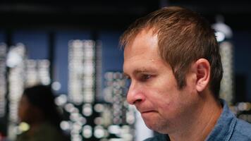 designer som handlar om med påfrestning och tryck till producera en virtuell Hem layout, varelse överväldigad och angelägen. arkitektonisk programvara möjliggör 3d modellering och tolkning, arbetsbelastning. kamera b. video