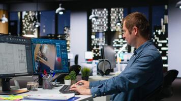 ritratto di maschio specialista nel ufficio usi mascalzone Software e progetti Piano, progettazione Casa interno con utente interfaccia per virtuale casa personalizzazione. dettagliato architettonico disposizione. telecamera b. video