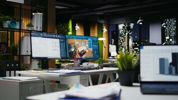 Inovativa escritório apresentando dual monitores corrida avançado 3d Renderização programas para interior Projeto e construção planejamento. digital área de trabalho construído para criatividade e projeto gerenciamento. video