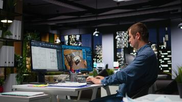 ritratto di ingegnere Lavorando su pavimento Piano interno design a computer, utilizzando architettonico Software e progetti per 3d rendere di casa interno. configure mobilia e elementi. telecamera un. video