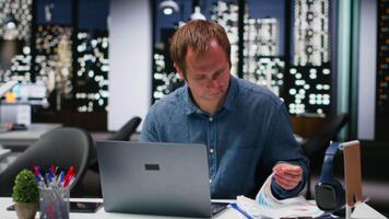 focado homem de negocios usando computador para analisar intuições e desempenho Métricas, fazer projeções e dados visualização. empregado compartilhar relatórios para melhorar corporativo desenvolvimento. Câmera b. video