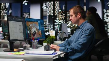 qualificato architetto la creazione di un' 3d rendere di appartamento interno disposizione, utilizzando architettonico Software su doppio monitor. sviluppatore usi digitale utensili per decorare disegno, collocazione risorse. telecamera b. video