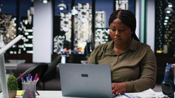 multiétnico orçamento equipe revendo números e vendas em computador, trabalhando em Recursos alocação e fazer projeções. previsão técnicas para o negócio sucesso. Câmera b. video