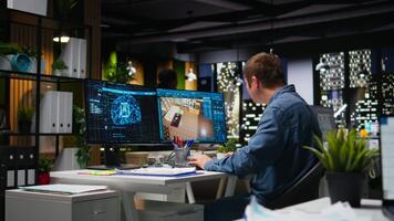 architetto ingegnere utilizzando ai neurale reti su casa modellismo programma per design un' nuovo appartamento disposizione, virtuale assistente aiuta con mobilia e pavimento Piano su architettonico Software. telecamera un. video