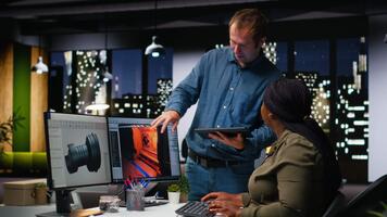 equipo de experto ingenieros creando Marte establecido virtual estación utilizando turbina en ai interfaz. futurista programa Procesando datos con profundo aprendizaje y automatización para juego mejoramiento. cámara b. video