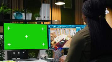 isolato modello e mascalzone Software Usato di nero femmina grafico progettista per creare un' moderno disposizione, 3d modellismo programma e croma chiave su doppio monitor. architettonico design risorse. telecamera b. video