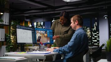 diseño Ingenieria equipo utilizar arquitectónico software para 3d modelado, y planos de hogar interior para 3d prestar. programa permite a configurar mueble y otro diseño elementos. cámara una. video