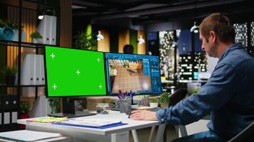 croma llave y canalla programa usado por africano americano arquitectónico especialista a diseño un moderno departamento, 3d hacer interfaz en doble monitores arquitectónico 3d software. cámara una. video