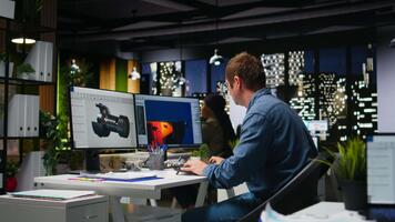 manlig den ingenjör användningar ai tekniker till skapa spel och en turbin, trogen gaming design för en fördärvar station projekt. sci fi systemet för en modern spel lobby, professionell programvara. kamera a. video