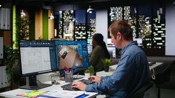 diverso ingegneria squadra progettazione un' pavimento Piano su doppio monitor, utilizzando computer per interno design personalizzazione e resa. giovane colleghi uso interpretazione e rimodellamento. telecamera un. video