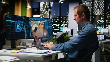 esperto sviluppatore utilizzando ai neurale reti su 3d modellismo programma per design un' nuovo appartamento pavimento Piano, virtuale assistente aiuta con mobilia e disposizione su architettonico Software. telecamera b. video