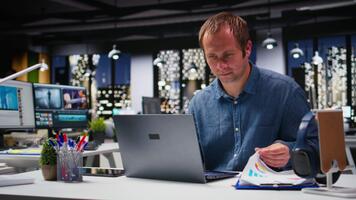 focado homem de negocios usando computador para analisar intuições e desempenho Métricas, fazer projeções e dados visualização. empregado compartilhar relatórios para melhorar corporativo desenvolvimento. Câmera uma. video