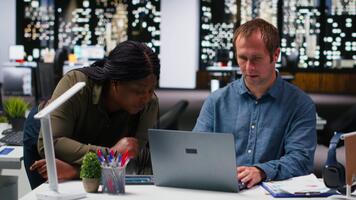 multiétnico o negócio trabalhadores projetando números para mercado pesquisar, trabalhando em orçamento tarefas dentro moderno escritório. homem e mulher empregados partilha discernimento e Ideias em planejamento. Câmera b. video
