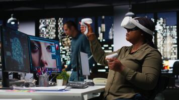 nero donna utilizzando vr bicchieri e neurale reti per modificare fotografie, ritocco soddisfare e generando materiale con macchina apprendimento e ai Strumenti. svolta testo per Immagine con virtuale realtà. telecamera b. video