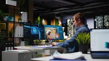 esperto sviluppatore utilizzando ai neurale reti su 3d modellismo programma per design un' nuovo appartamento pavimento Piano, virtuale assistente aiuta con mobilia e disposizione su architettonico Software. telecamera un. video