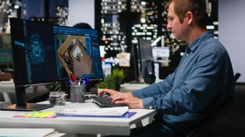 professionale maschio esperto utilizzando artificiale intelligenza per design un' pavimento Piano, Lavorando con neurale reti e computer assistita appartamento disposizione su architettonico Software. telecamera b. video