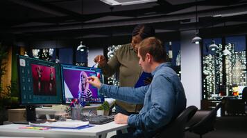 diverso foto edición equipo generando ai contenido y retocar fotos, trabajando en su creativo portafolio con texto a imagen programa y futurista software. avanzado editores cámara una. video