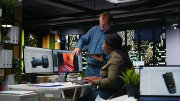 equipo de experto ingenieros creando Marte establecido virtual estación utilizando turbina en ai interfaz. futurista programa Procesando datos con profundo aprendizaje y automatización para juego mejoramiento. cámara una. video