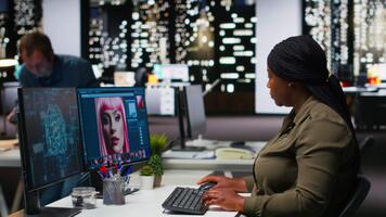 multietnico ritocco squadra utilizzando neurale reti per la modifica contenuto, macchina apprendimento e la modifica nuovo foto materiale in linea. professionale progettisti utilizzando digitale Software e ai. telecamera b. video