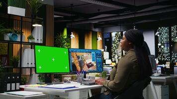 isolato modello e mascalzone Software Usato di nero femmina grafico progettista per creare un' moderno disposizione, 3d modellismo programma e croma chiave su doppio monitor. architettonico design risorse. telecamera un. video