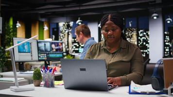 diverso o negócio colegas revendo arquivos e gráficos durante uma estratégia resumo. empregados dentro multinacional companhia compartilhar intuições e coordenada tarefas usando pc e visual dados ferramentas. Câmera uma. video