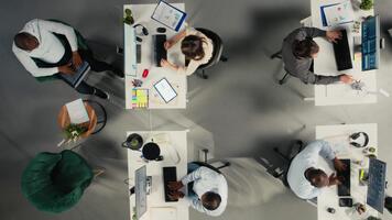 topo baixa Visão ampliação dentro do diverso trabalhos equipe dentro multinacional companhia avaliações análise, diagramas e Métricas. o negócio pessoas compartilhar intuições e projeções para realçar corporativo planejamento. Câmera uma. video