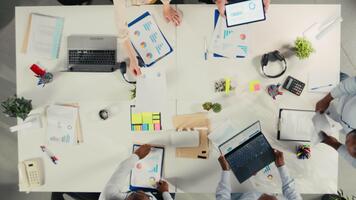 topo baixa Visão ampliação Fora do o negócio pessoas revendo dados e propostas durante corporativo resumo. diverso trabalhos equipe consulta em metas, orçamento e Métricas para companhia administração. Câmera uma. video