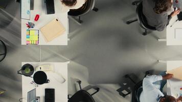 topo baixa Visão ampliação Fora do Gerente conduz colegas através o negócio intel e desempenho Métricas. empregados Avalie gráficos, dados e projeções para garantir sinergia e metas alinhamento. Câmera uma. video