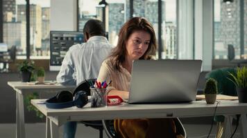 diverso grupo do colegas analisando o negócio dados e Métricas durante uma relatório partilha sessão dentro sala de reuniões. profissional trabalhos equipe discute previsão e gestão percepções. Câmera b. video