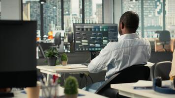 profissional trabalhadores concentrando em desempenho Métricas, dados visualização e previsão, em desenvolvimento uma Novo estratégia e estudando mercado. colegas compartilhar projeções para progresso. Câmera b. video