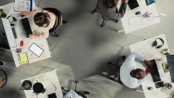 topo baixa Visão ampliação Fora do profissional empregados analisando documentação. colegas colaborar em previsão, relatório compartilhamento, e desempenho rastreamento para o negócio crescimento. Câmera uma. video