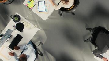 topo baixa Visão ampliação Fora do corporativo empregados estude o negócio relatórios e análise. colegas compartilhar intuições em previsão, documentação, e alvos para melhorar crescimento estratégia. Câmera uma. video