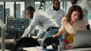 empregados revendo dados visualização para Conheça projeto Objetivos para progresso. colegas compartilhar gráficos e analytics dentro uma moderno corporativo meio Ambiente para melhorar previsão. Câmera b. video