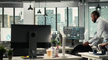 o negócio pessoas usando laptops e computadores dentro brilhante área de trabalho, analisando projeções, Métricas e relatórios. equipe focos em o negócio informações, intuições e alvos debaixo executivo gerenciamento. Câmera b. video