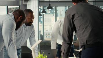 empregados e colegas de trabalho discutindo o negócio intel e desempenho Métricas dentro reunião. multinacional companhia trabalhos equipe avaliações relatórios, previsões e diagramas para alinhar estratégia. Câmera b. video