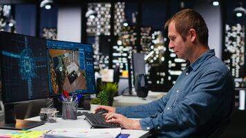 interno progettista ingegnere utilizzando ai neurale reti per Aiuto creare mobilia e disposizione di nuovo appartamento costruzione, architettonico Software per pavimento Piano a postazione di lavoro. doppio monitor. telecamera b. video