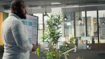 grupo do o negócio pessoas consultando em finança e orçamento durante uma corporativo reunião. funcionários analisar documentos, diagramas e relatórios para alinhar metas e planejamento estratégias. Câmera b. video