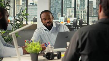 o negócio pessoas colhido para uma conferência dentro uma multinacional empresa. a encontro agenda cobre percepções, alvos e planejamento Como funcionários Reveja documentos e diagramas. Câmera b. video