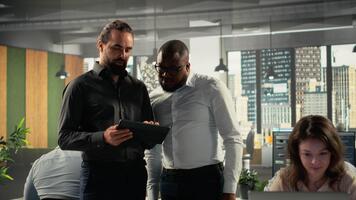 diverso trabalhos equipe dentro uma multinacional companhia analisando desempenho Métricas e projeções. funcionários colabora em estratégia planejamento e relatório partilha para Apoio, suporte o negócio alvos. Câmera b. video