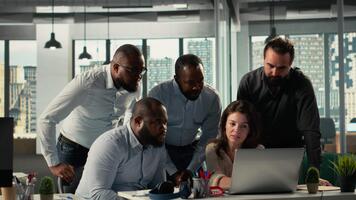 diverso profissionais colaborando em o negócio planejamento e análise, revendo visual dados e projeções para Apoio, suporte estratégia e progresso dentro multinacional empresa. Câmera b. video