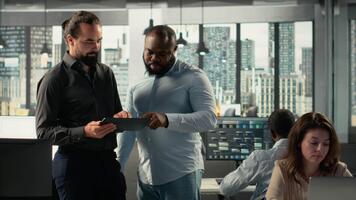 empregados consultando com executivo gestão durante uma o negócio resumo. gráficos, gráficos e visual dados ilustrando chave percepções, metas e Métricas para corporativo desempenho. Câmera b. video