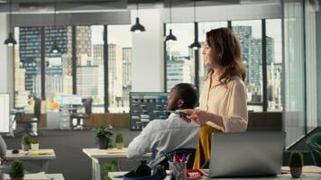 o negócio colegas usando computadores para analisar intuições e desempenho Métricas, fazer projeções e dados visualização. empregados compartilhar relatórios para melhorar corporativo desenvolvimento. Câmera b. video