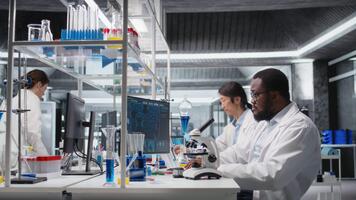 klinisk mikrobiolog rörelse förening mikroskop gör detaljerad prov observation, inspelning fynd. bioteknik expert- studier vävnad under optisk enhet, dokumentera resultat, kamera en video