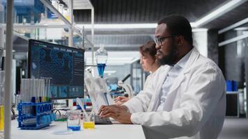 istologia chimico conduzione pipettaggio operazione per chimico liquidi nel controllato laboratorio ambiente. ricerca servizio, struttura esperto utilizzando pipetta per combinare sostanze, telecamera un' video