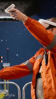 verticale al largo esperto nel vr cuffia simulando estrazione e Manutenzione compiti, utilizzando futuristico tecnologia per Ottimizzare sicurezza, efficienza e prestazione nel il olio e gas industria. telecamera b. video