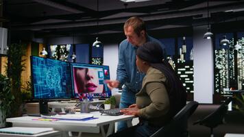 multietnico editori squadra utilizzando ai macchina apprendimento per la modifica contenuto, neurale reti chatbot aiuta la modifica nuovo fotografie materiali. professionale progettisti utilizzando digitale Software. telecamera un. video