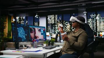 nero donna utilizzando vr bicchieri e neurale reti per modificare fotografie, ritocco soddisfare e generando materiale con macchina apprendimento e ai Strumenti. svolta testo per Immagine con virtuale realtà. telecamera un. video