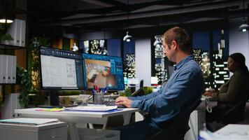 esperto progettista decorazione appartamento pavimento Piano utilizzando progetti su pc, utilizzando architettonico Software per configure elementi. focalizzata uomo usi interfaccia per abilitare interpretazione e 3d modellazione. telecamera un. video