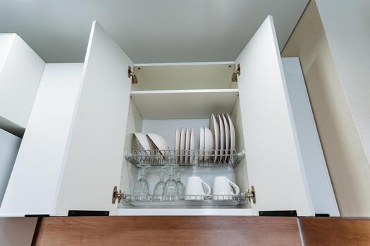 abierto gabinete con organizado platos y tazas, cromo estante y ordenado estantería creando calma minimalista cocina ambiente con neutral tonos y práctico almacenamiento solución para todos los días vajilla foto